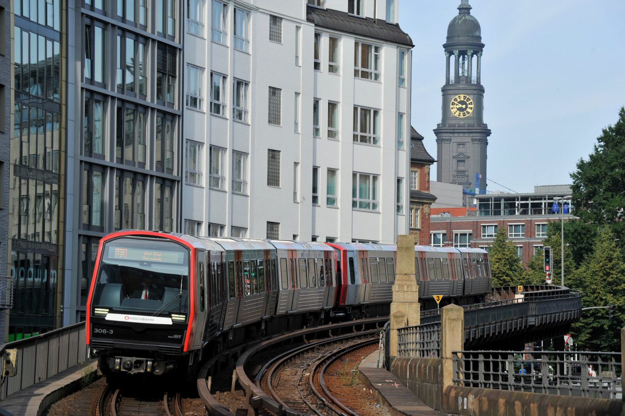 U-Bahn vor dem Hamburger Michel