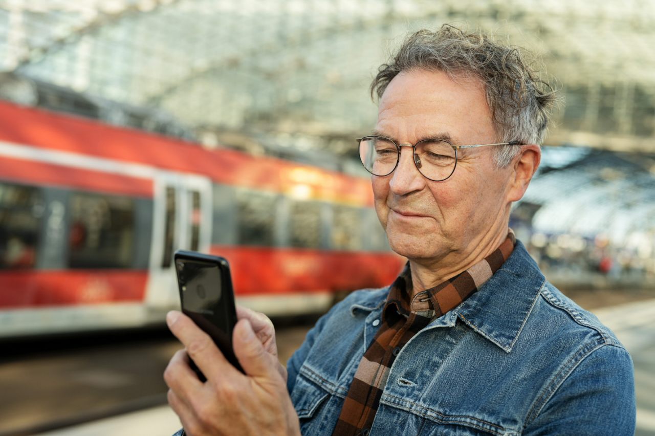 Fahrgast mit Smartphone
