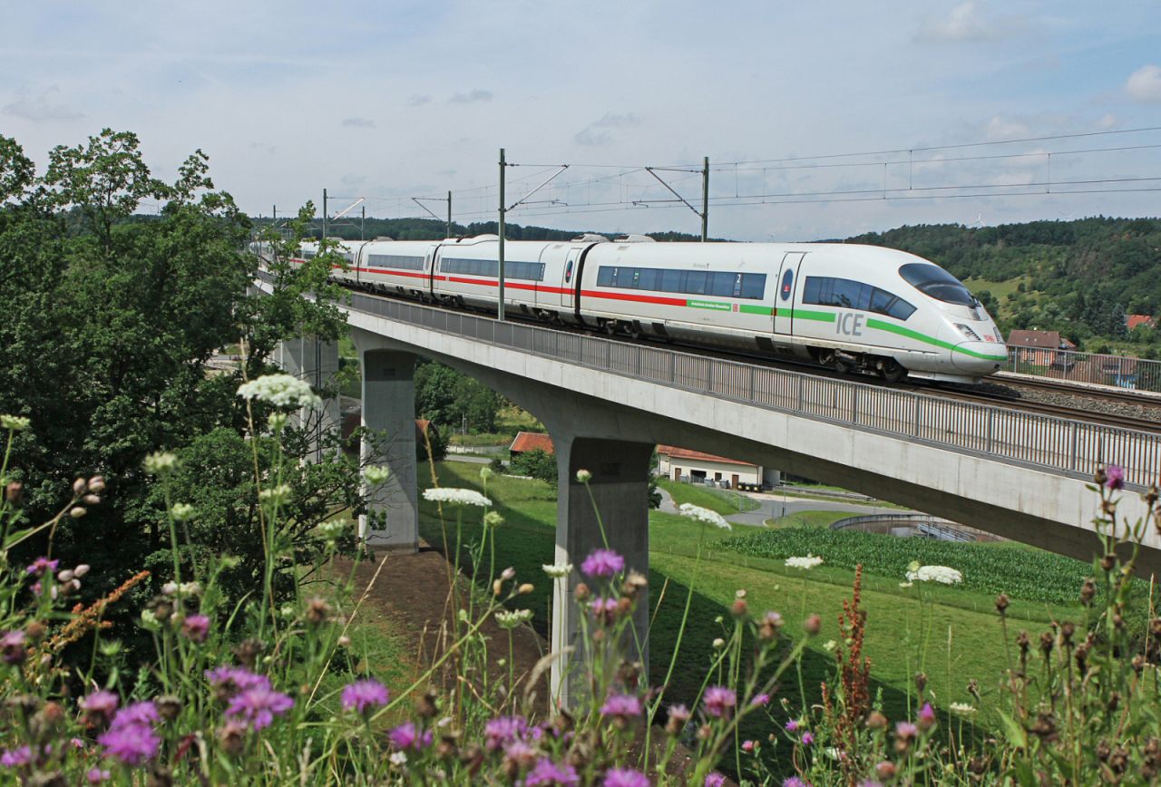 ICE 3 überquert die Aurach bei Emskirchen
