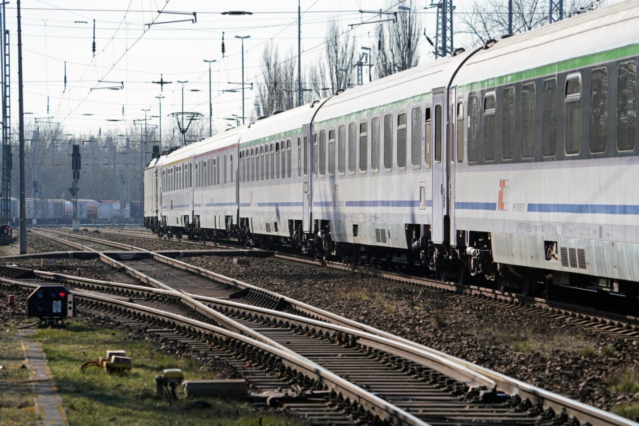 Frankfurt Oderbrücke - EC beim passieren der Staatsgrenze