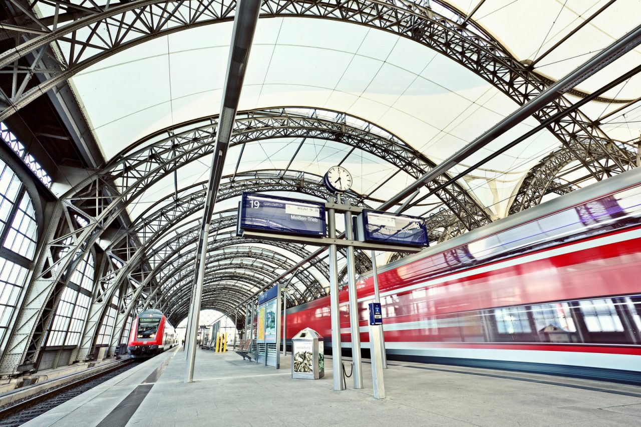 S-Bahn im Hauptbahnhof Dresden