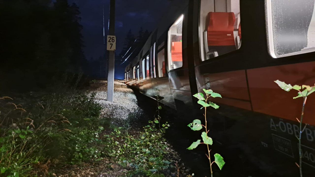 ÖBB-Zug steckt bei Seefeld in einer Mure  fest