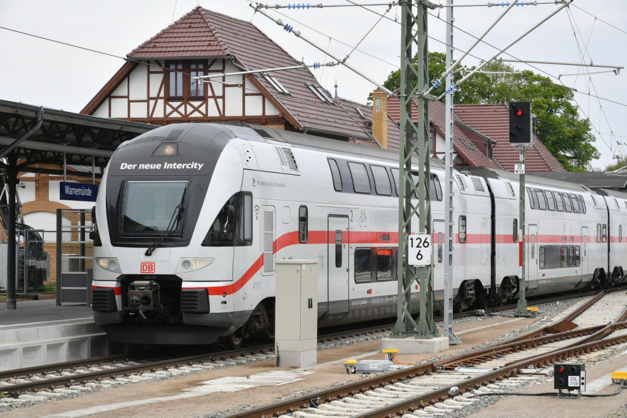 IC 2 im Bahnhof Warnemünde