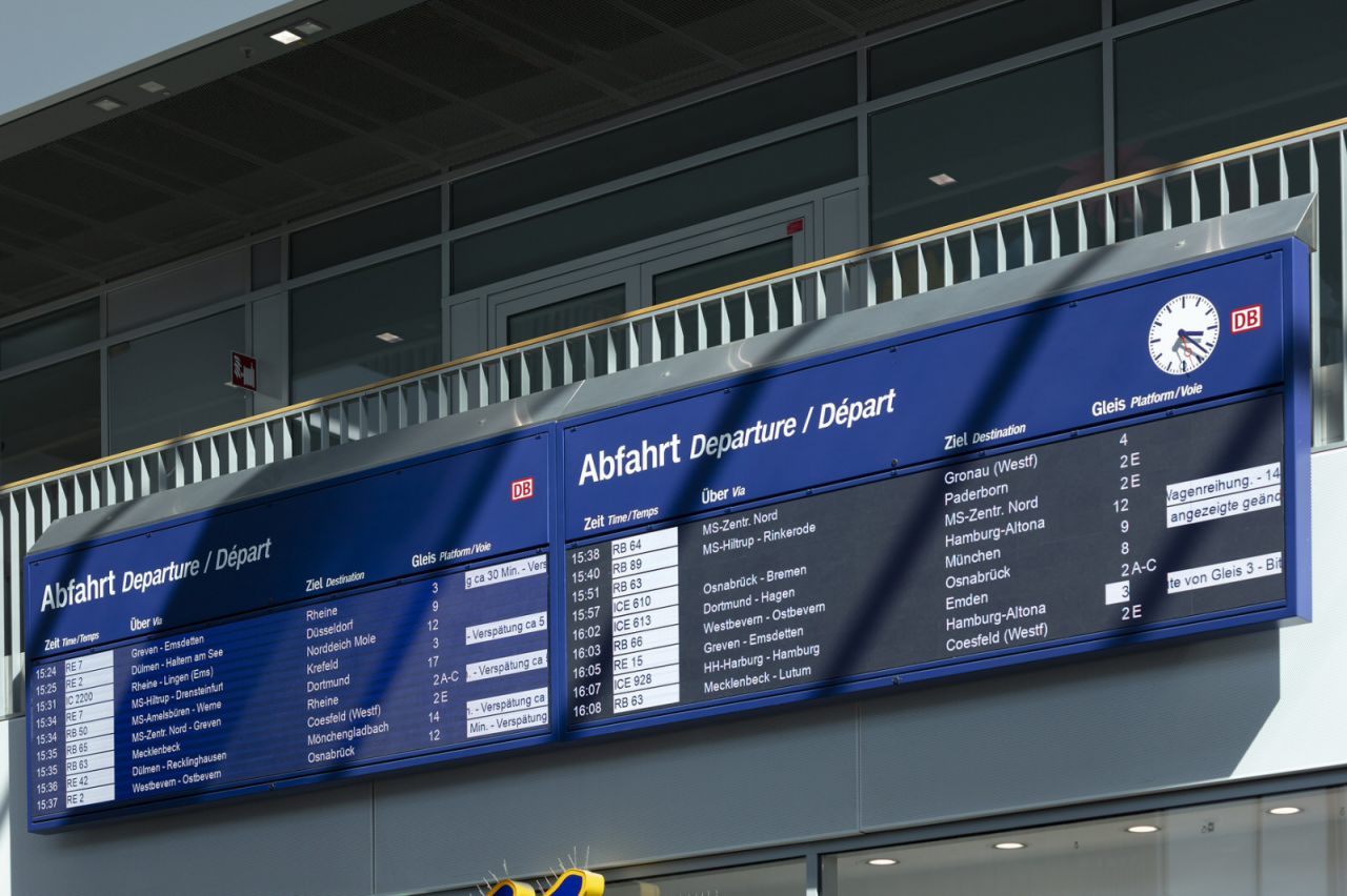 Abfahrtstafel in der Empfangshalle des Bahnhofs Münster (Westf) Hauptbahnhof