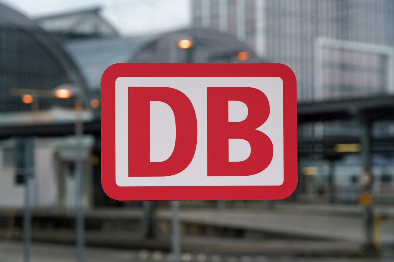 DB-Logo im Hauptbahnhof Karlsruhe