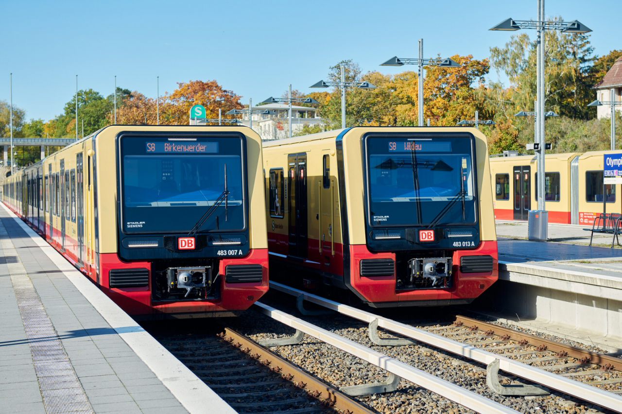 Züge der Baureihen ET 483/484