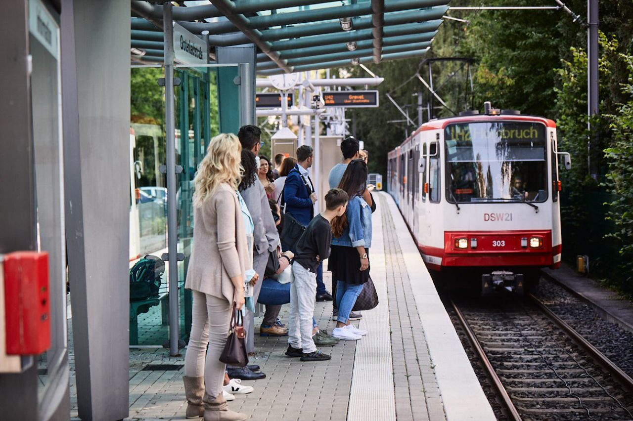 Stadtbahn in Dortmund bei der Einfahrt