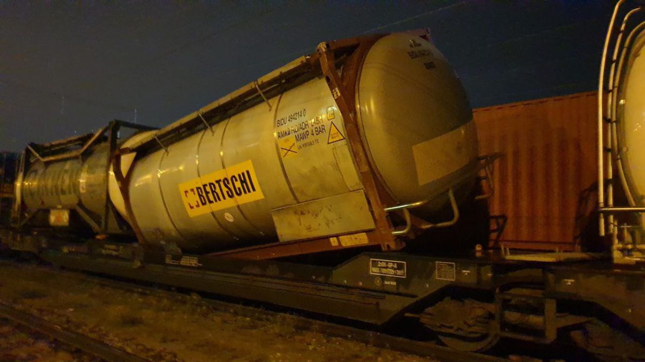 Aus der Verankerung gerutschter leerer Tankcontainer