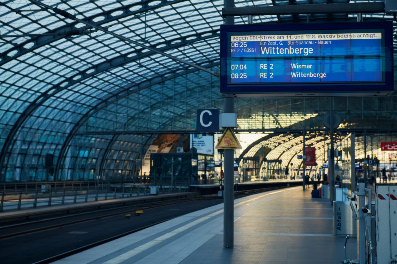 Leerer Bahnsteig