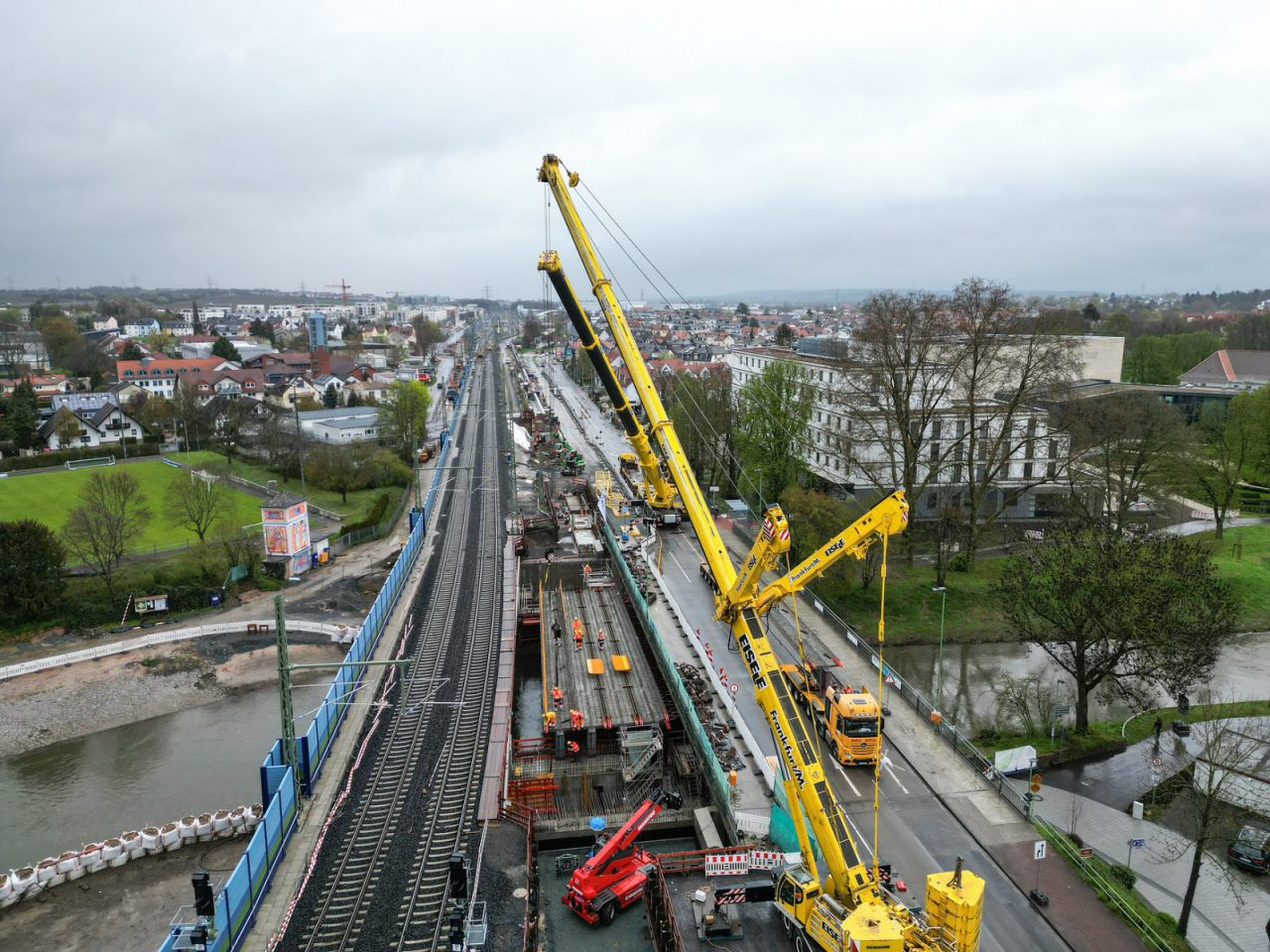 Eigene Gleise für die S6: Deutsche Bahn hebt Teile der Niddabrücke in Bad Vilbel ein
