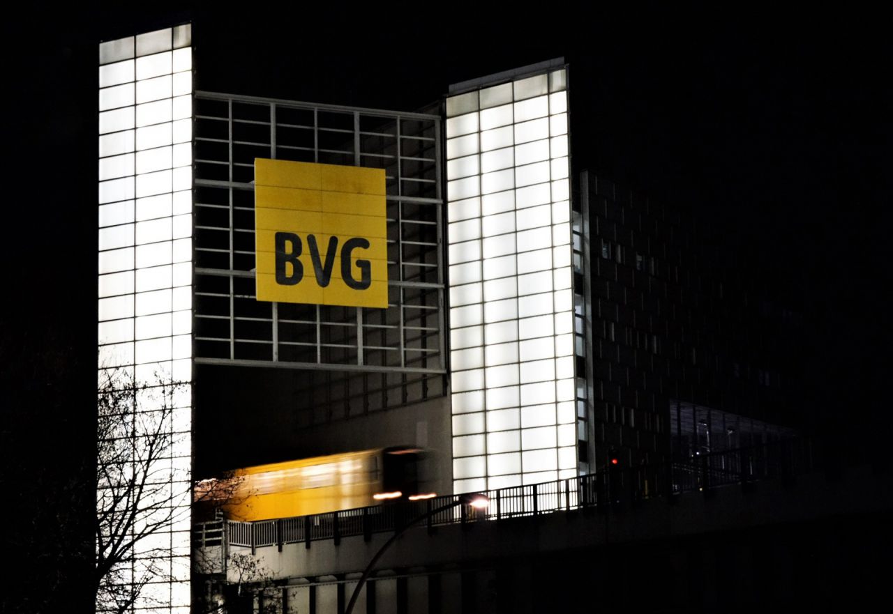 U-Bahn unterquert BVG-Logo an der Trebbiner Straße