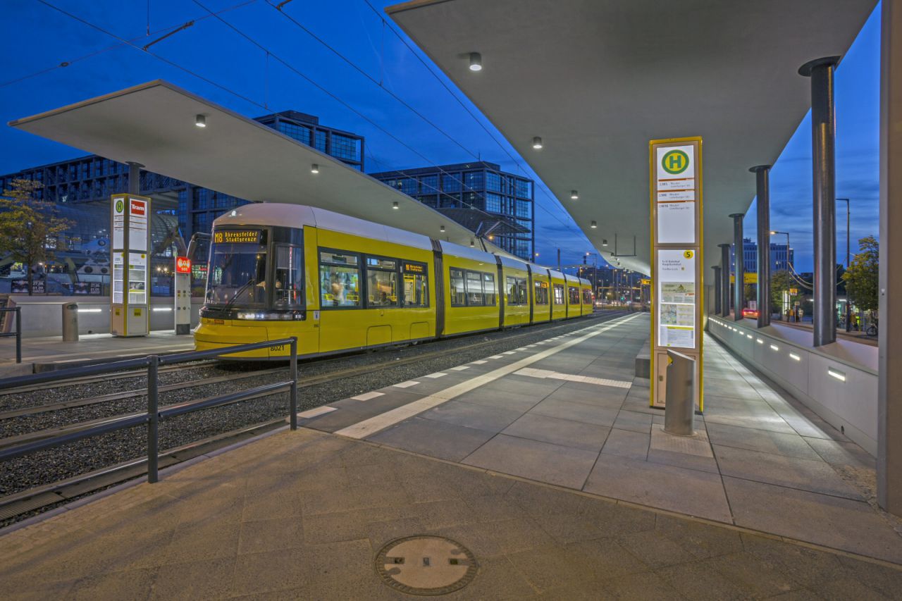 Flexity-Straßenbahn der Linie M8 am Berliner Hauptbahnhof