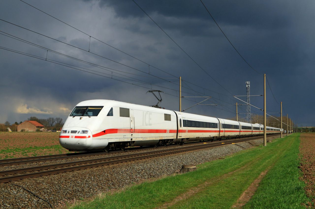 ICE 1 Baureihe 401 des DB Fernverkehr auf der Thüringer Bahn bei Cobstädt vor der Kulisse eines Gewitters