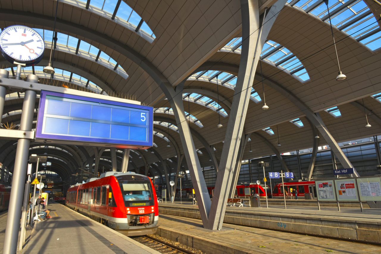Bahnsteige in der Bahnsteighalle des Hauptbahnhofs Kiel