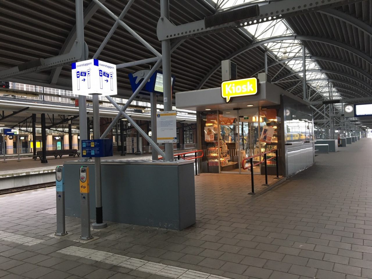 Bahnhof mit Kiosk in den Niederlanden