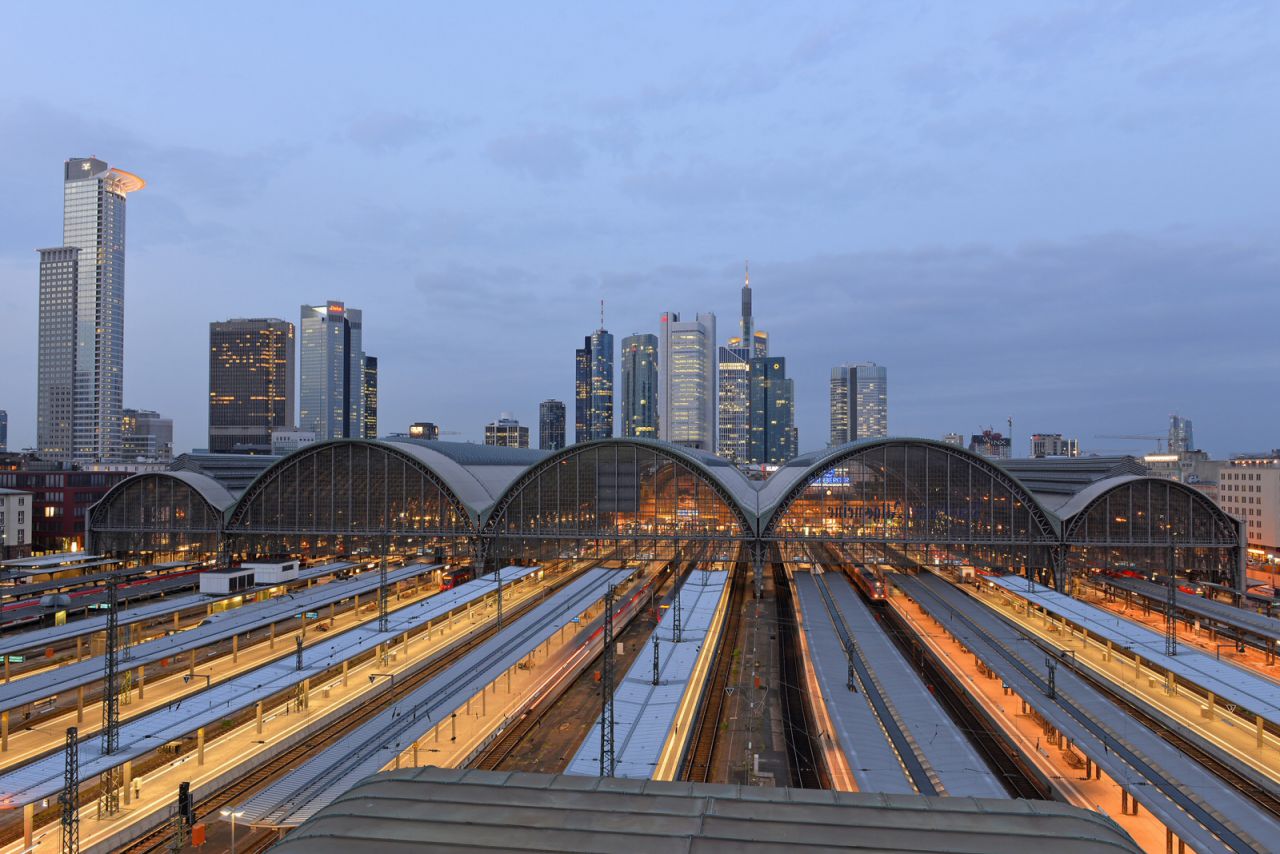 Die Bahnsteighallen des Hauptbahnhofs Frankfurt