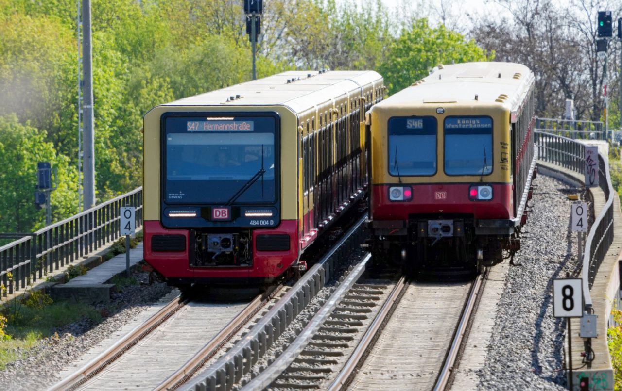 S-Bahn Berlin - Baureihe ET 484 neben Baureihe ET 485