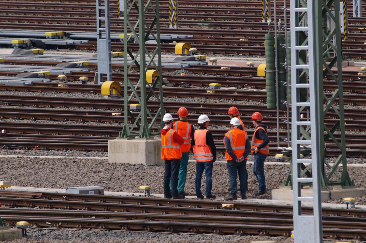 Bauarbeiter auf einer Gleisanlage