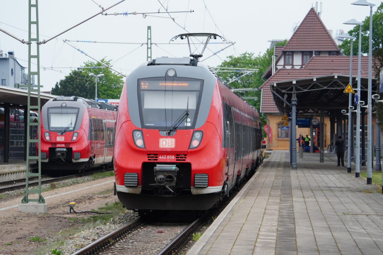 S-Bahn im Bahnhof Warnemünde