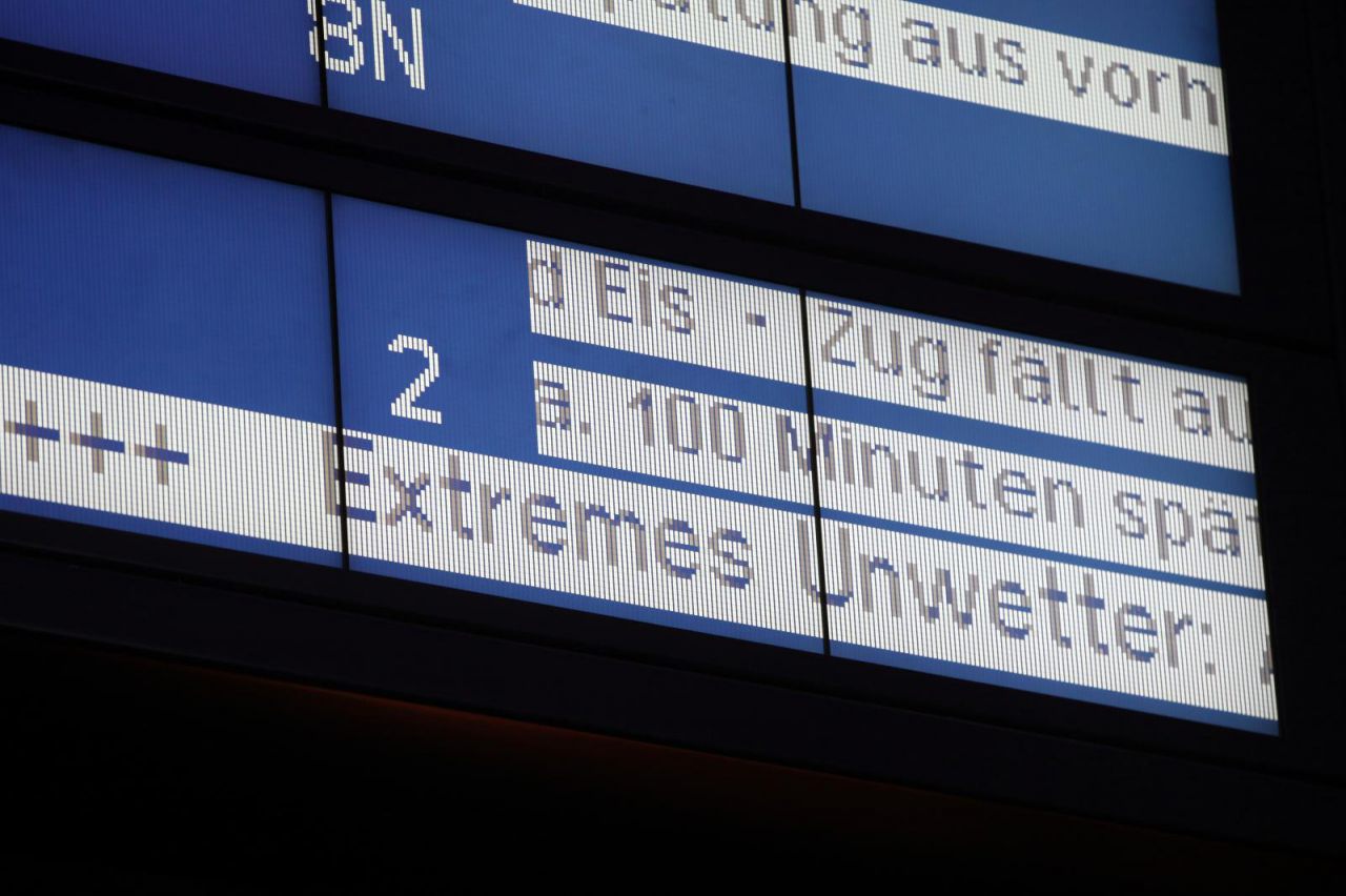 Anzeigetafel mit Verspätungshinweisen