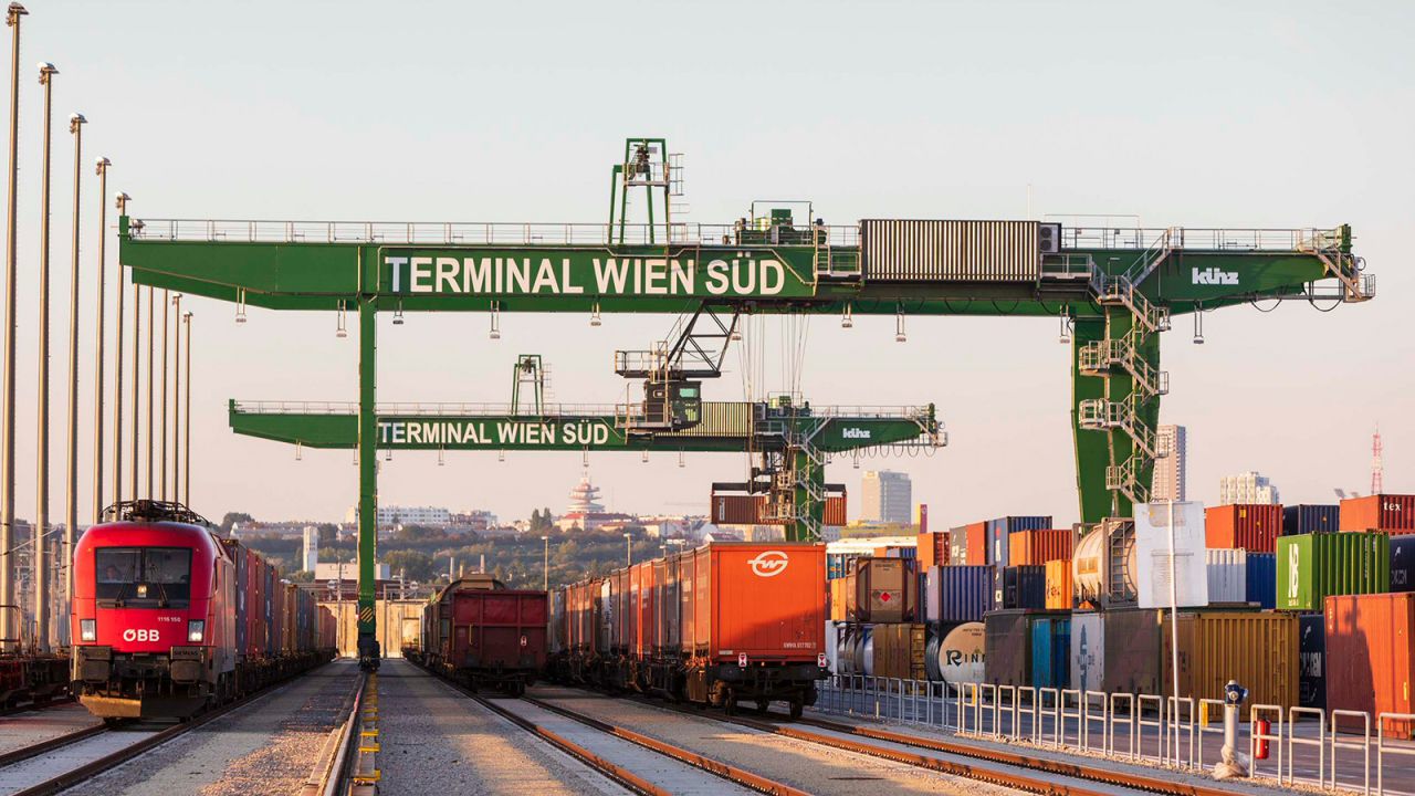Güterzüge und Container am Terminal Wien Süd