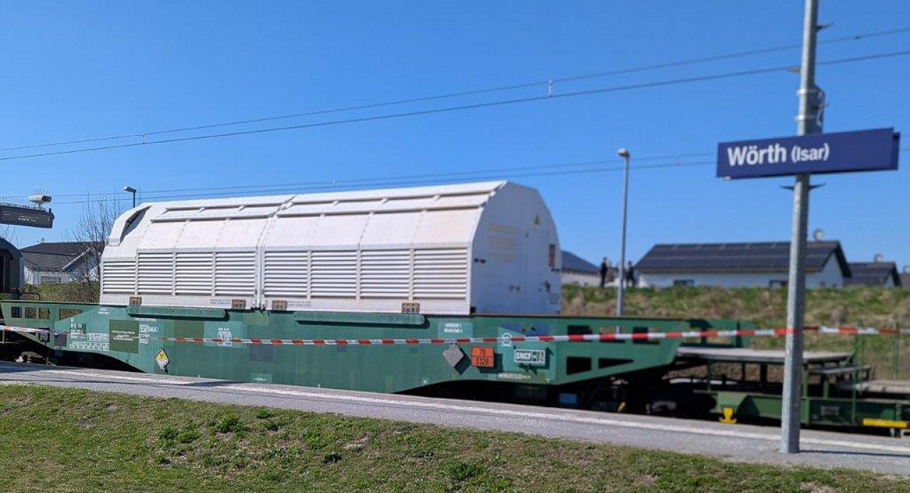 Der Zug mit den Nuklearabfällen erreichte sicher den Bahnhof Wörth an der Isar