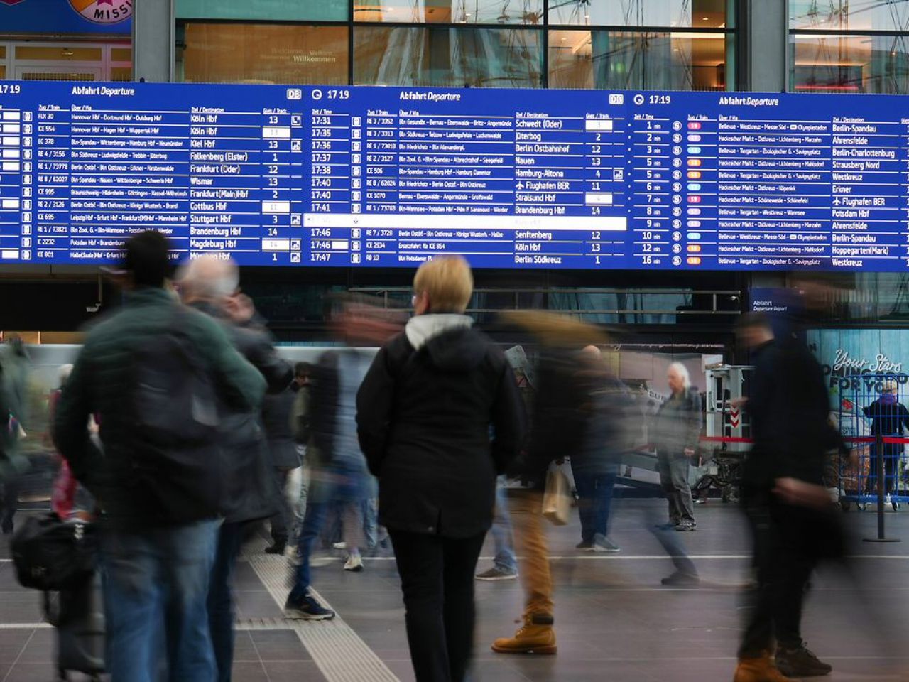 Neue Reisenden-Informationstafeln im Berliner Hauptbahnhof