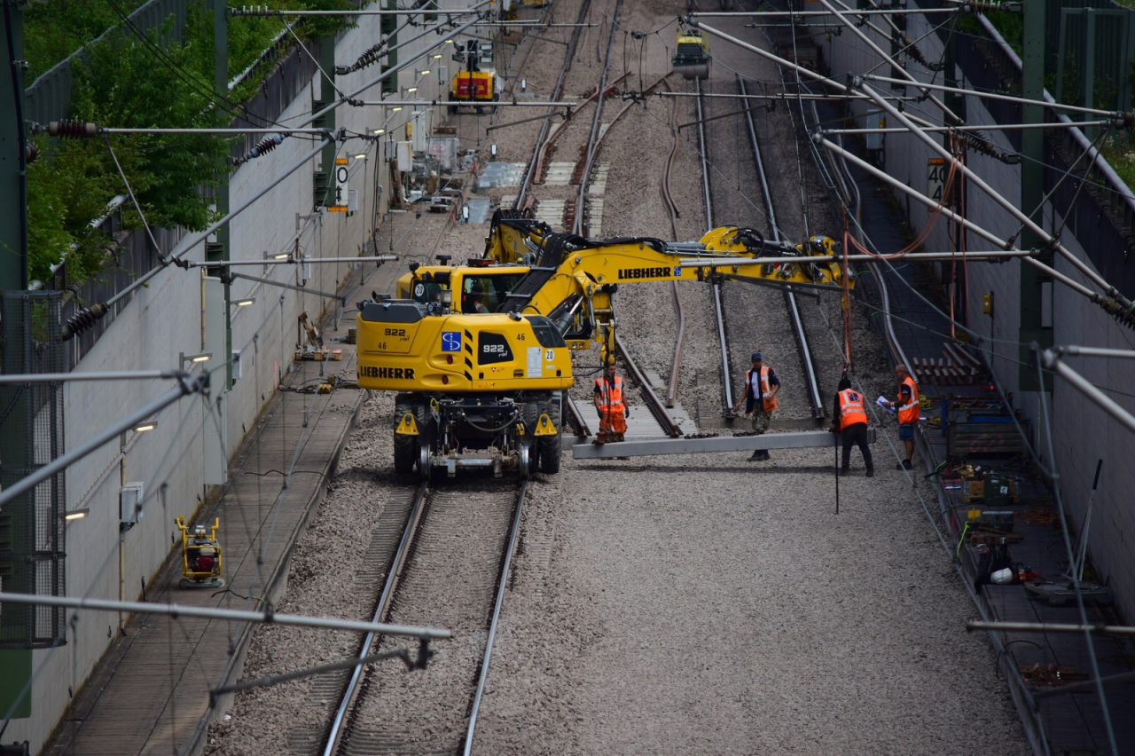 Einbau einer Weiche auf der Schnellfahrstrecke Stuttgart-Mannheim (2020)