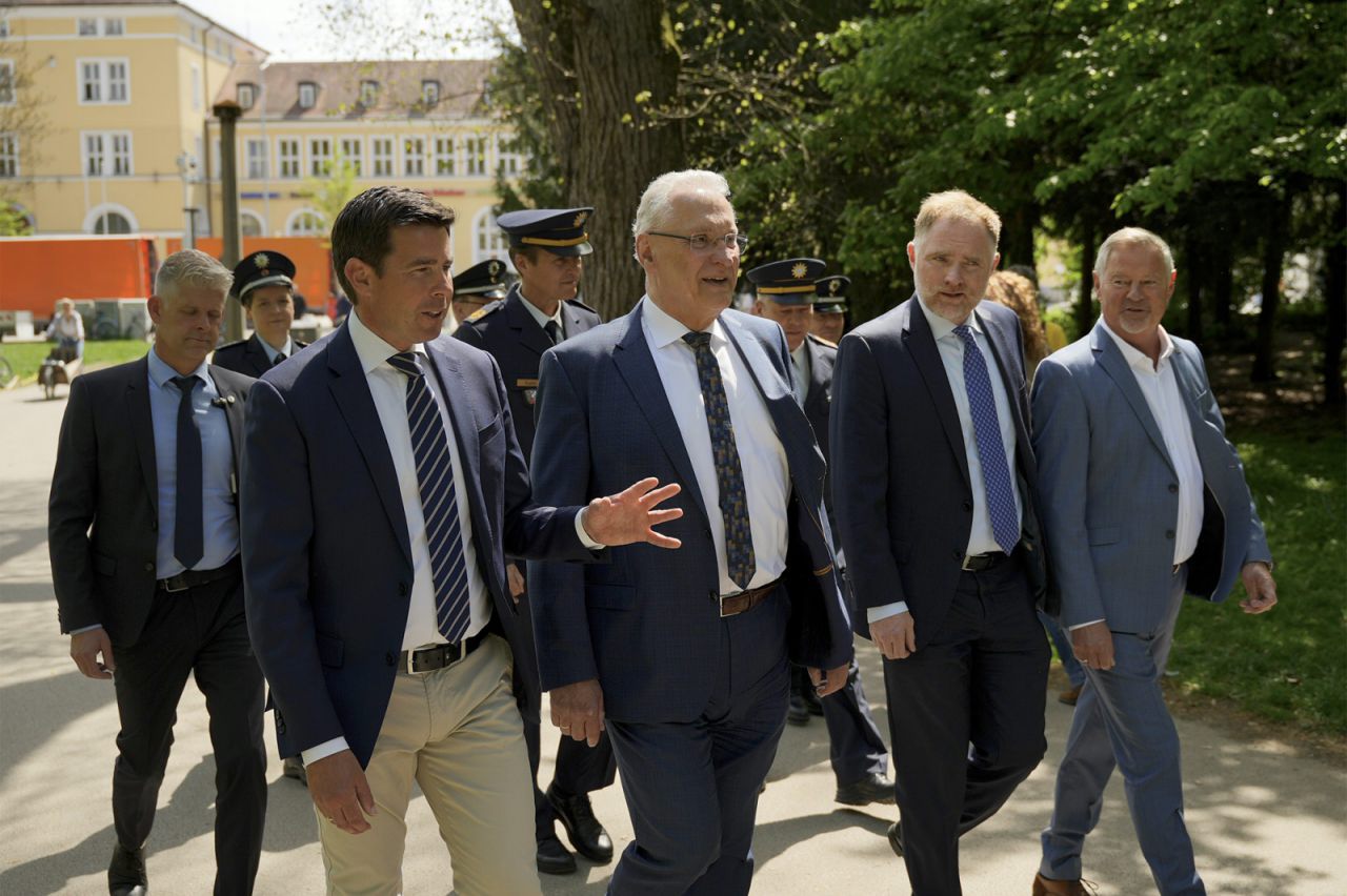Innenminister Joachim Herrmann informierte sich vor Ort am Hauptbahnhof Regensburg