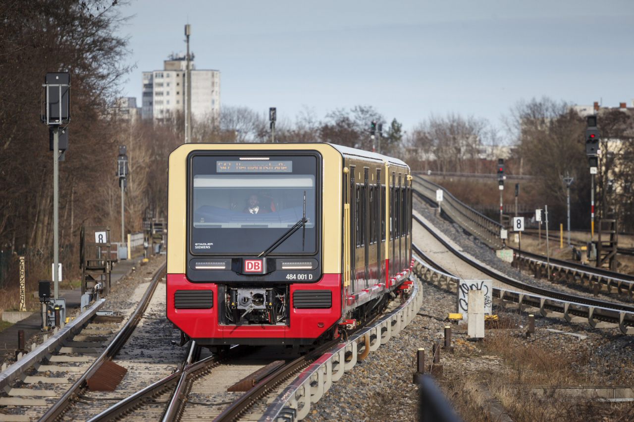 S-Bahn Baureihe 484 bei der Einfahrt im Bahnhof Neukölln