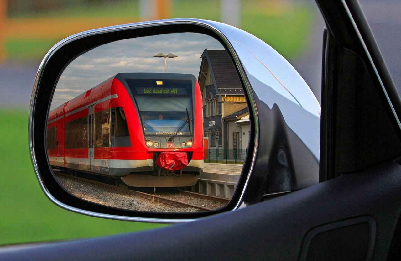Auto und Zug