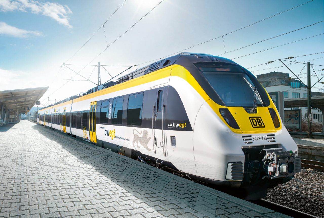 DB-Zug im bwegt-Design am Bahnhof Bad Cannstatt