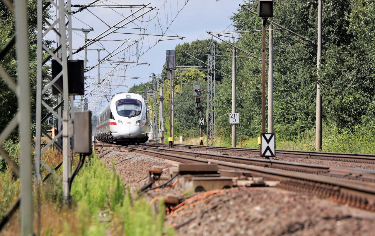 ICE T Baureihe 411 des DB Fernverkehr bei Brahlstorf unterwegs