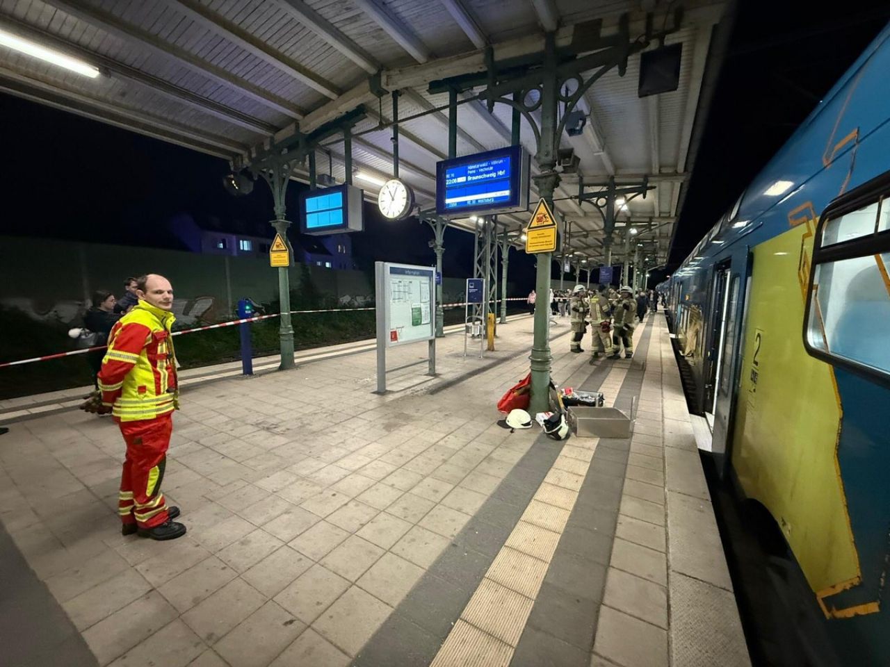 Durch die Feuerwehr abgesperrter Bereich des Bahnsteigs