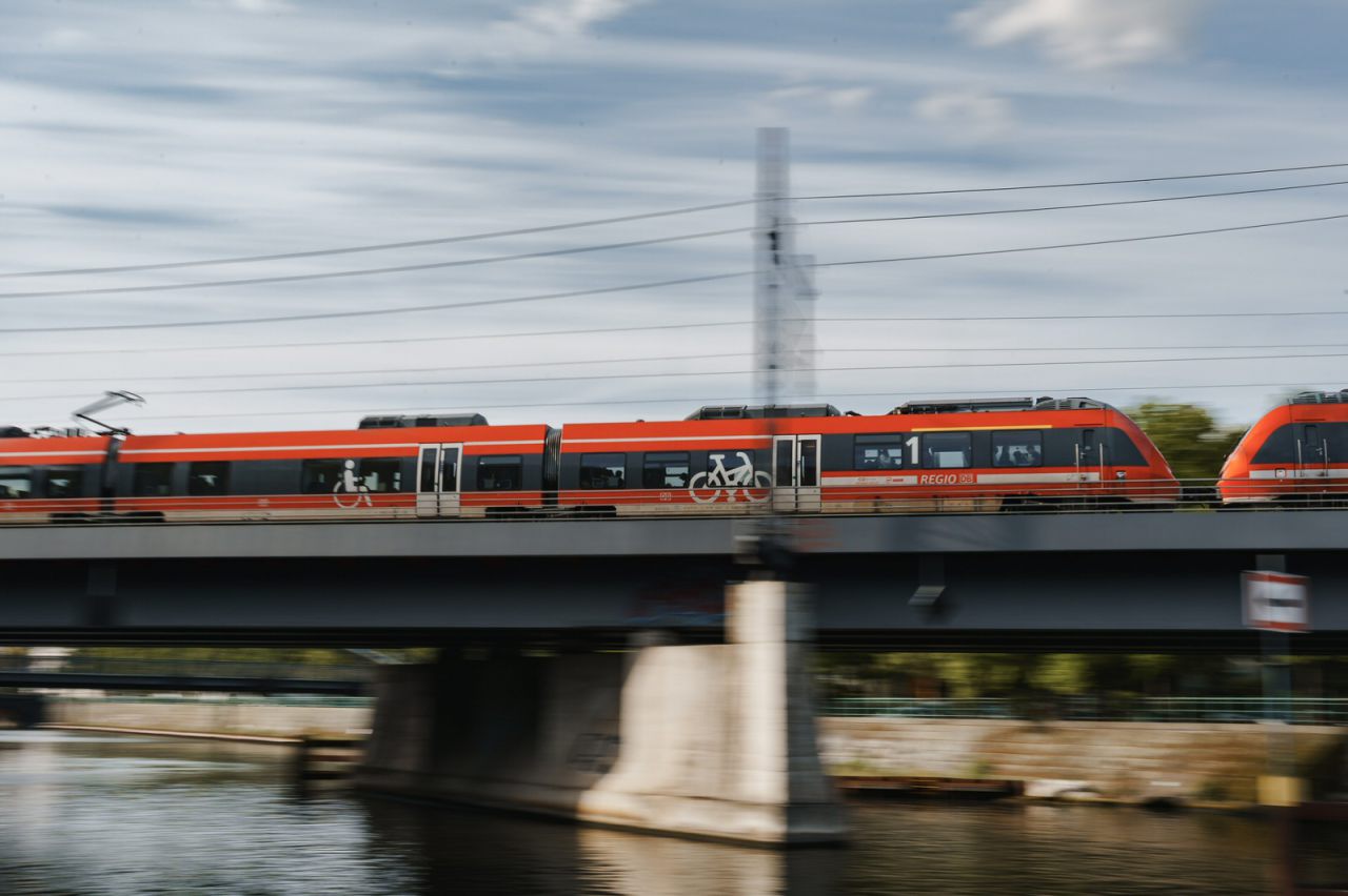 Über die Spree am Tiergarten - DB Regio mit Baureihe ET 442 als RB auf der Stadtbahn
