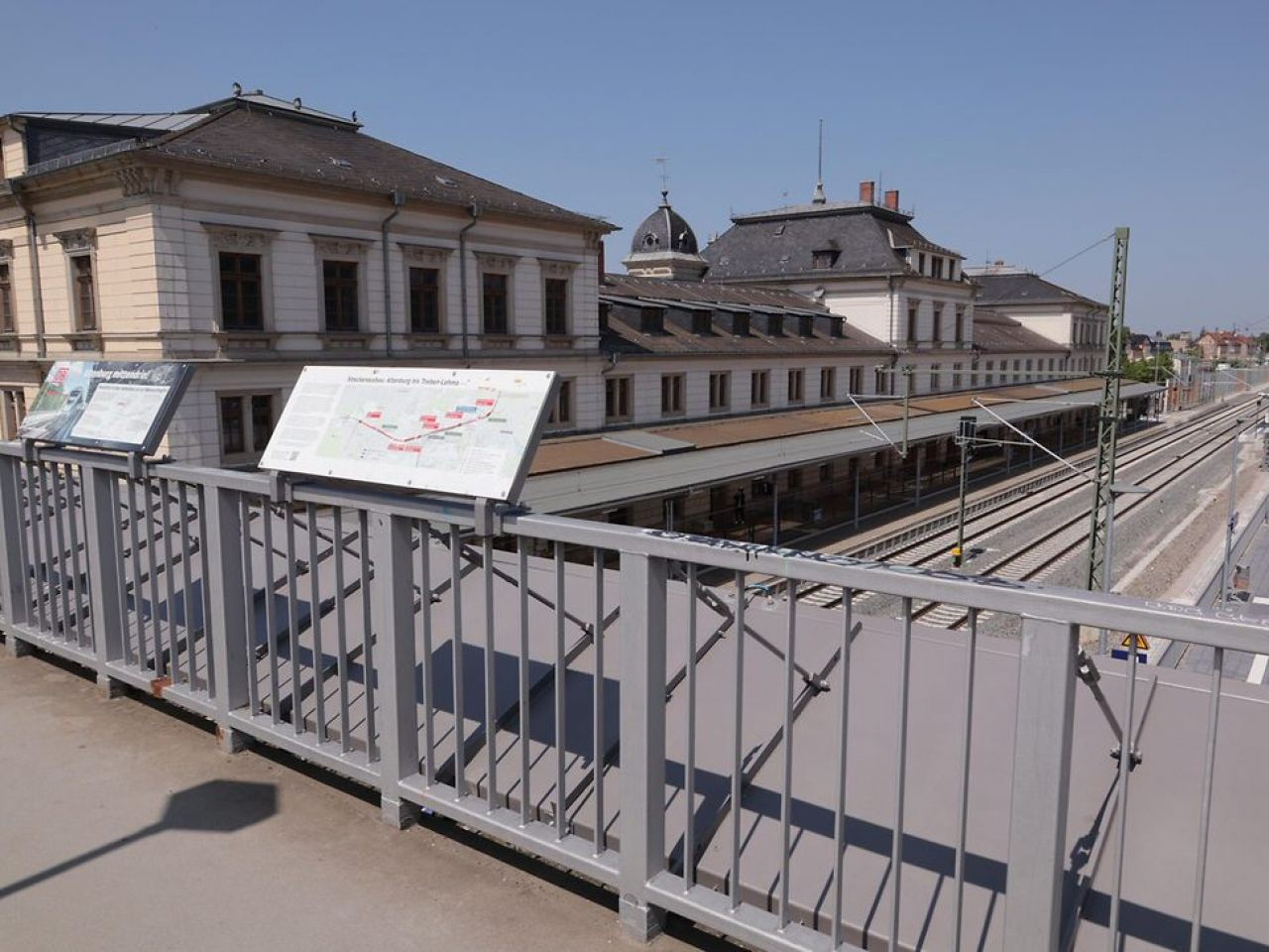 Blick auf die neuen Gleise und Bahnsteige im Bahnhof Altenburg