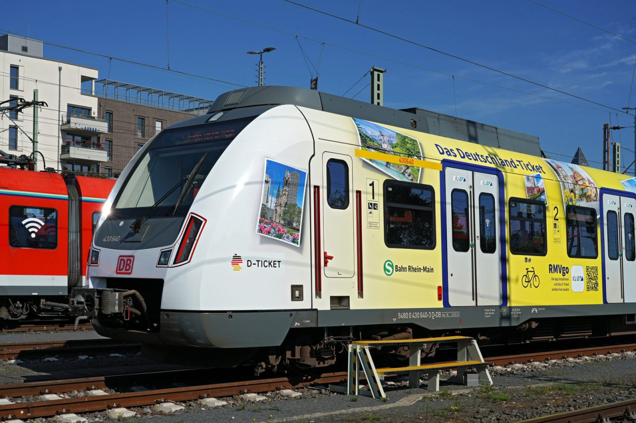 Ein Triebwagen der Baureihe 430 der S-Bahn Rhein-Main wirbt für das D-Ticket