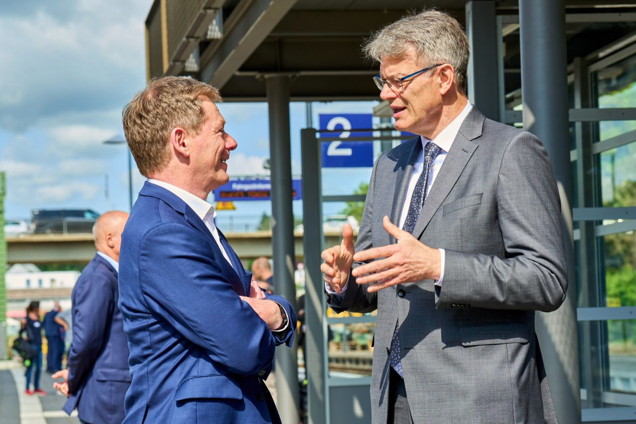 Dr. Richard Lutz, Vorstandsvorsitzender DB AG und Patrick Schnieder, Bundesminister für Verkehr, im Gespräch