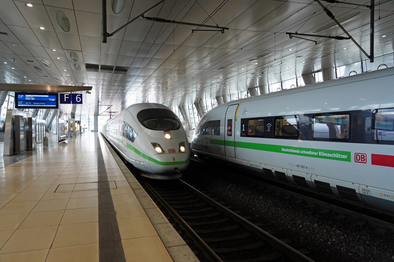 ICE 3 im Fernbahnhof Frankfurt am Main Flughafen