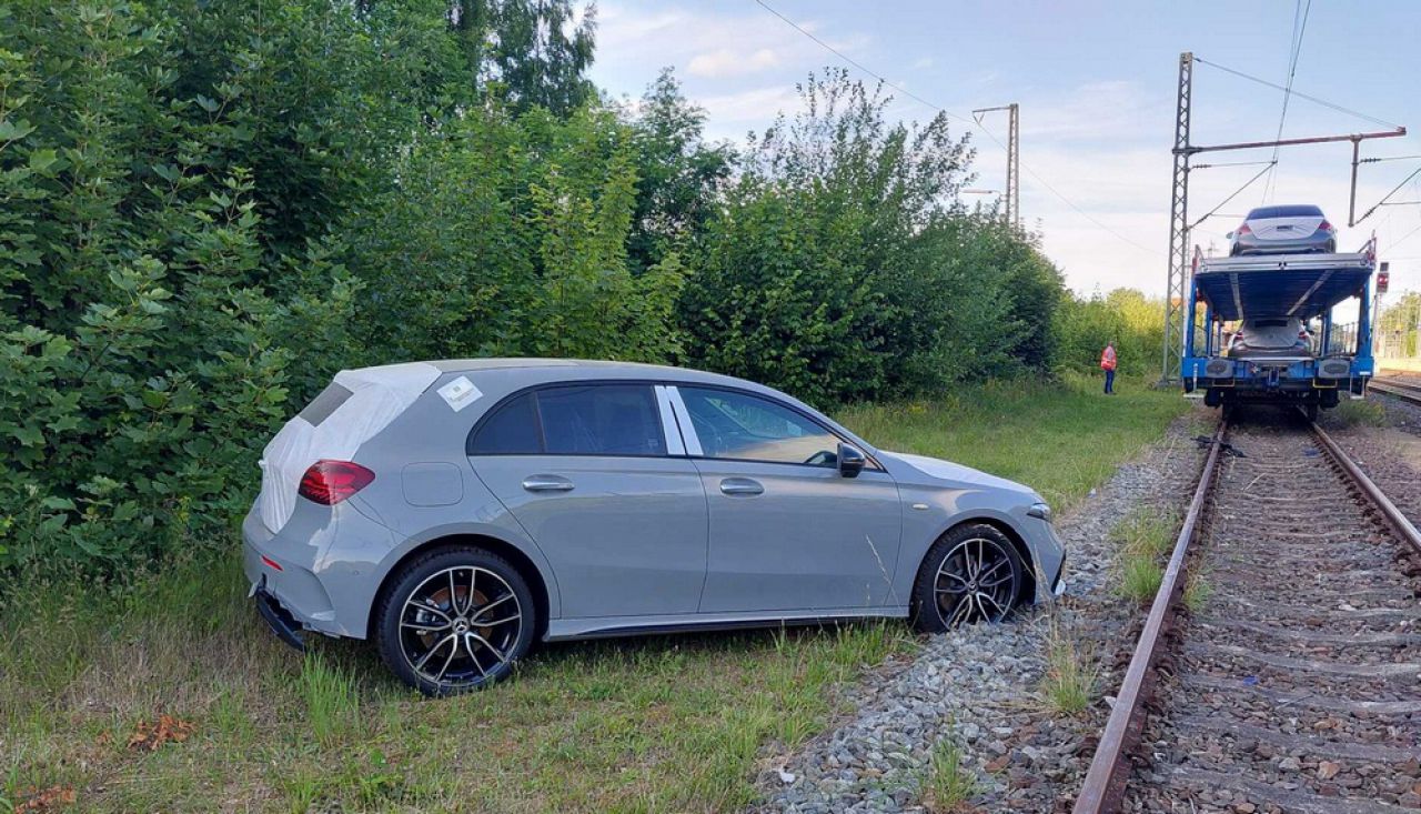 Jugendliche steigen auf Autotransportzug und verursachen hohen Sachschaden