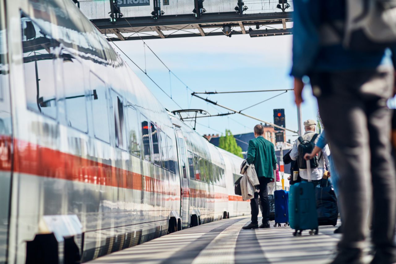 Reisende im Berliner Hauptbahnhof