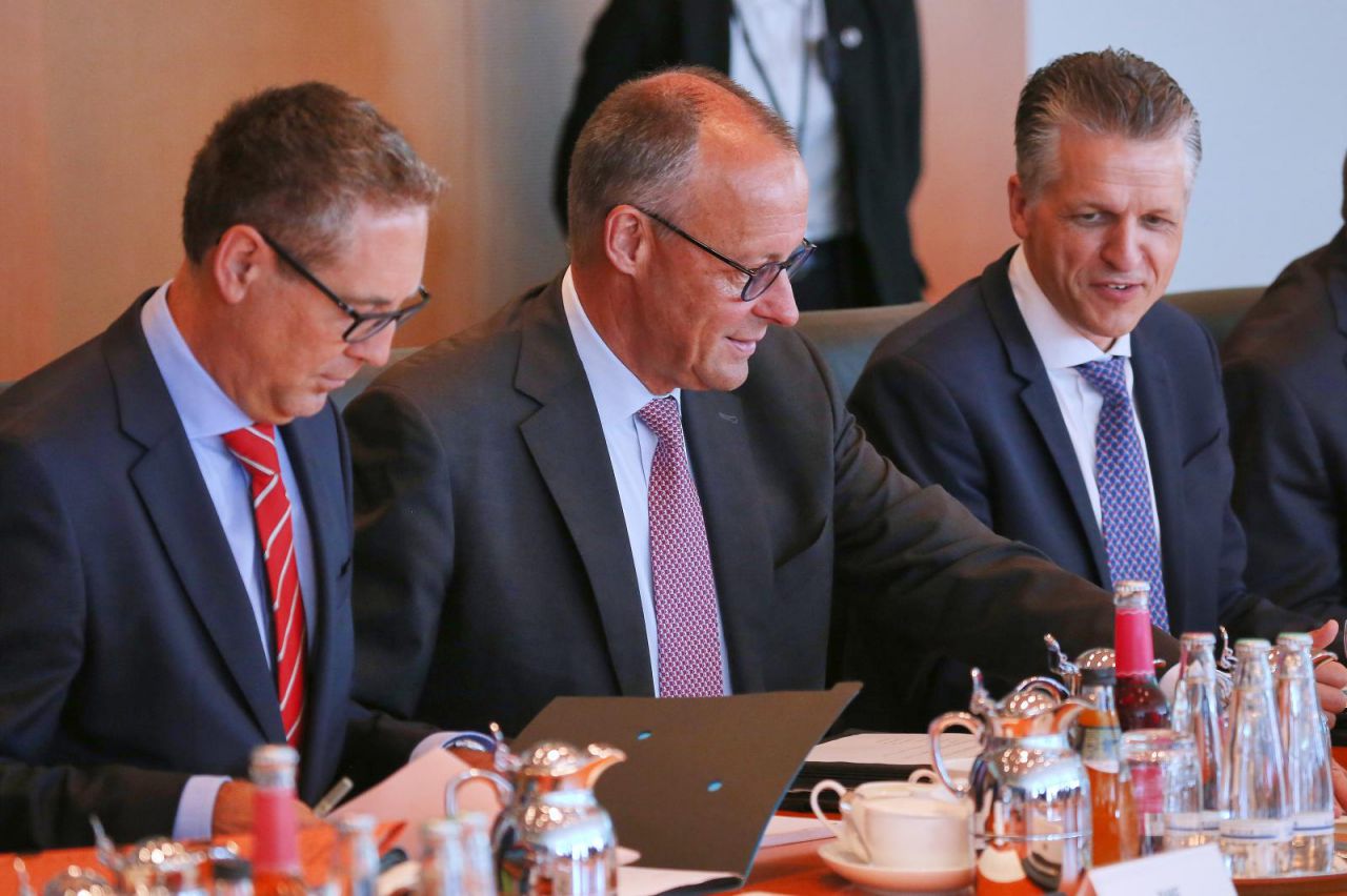 Michael Schrodi, Friedrich Merz, Thorsten Frei am 02.07.2025
