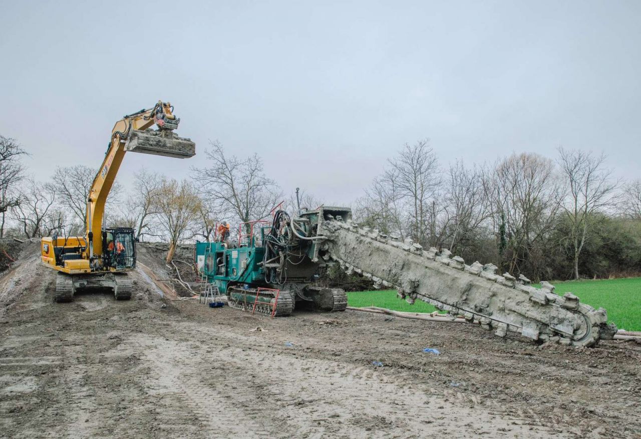 Bagger zur Sanierung von Dachsschäden