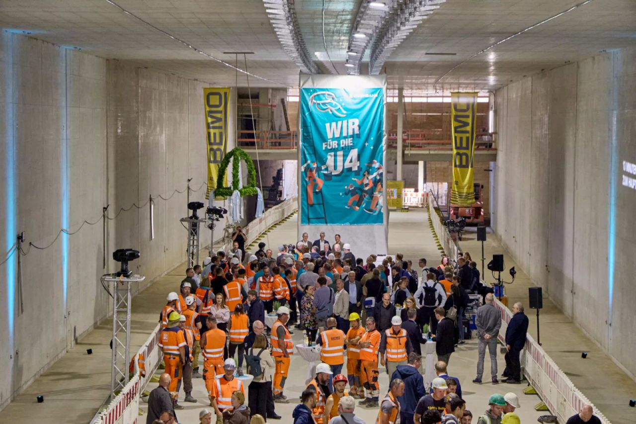 Volles Haus: Die HOCHBAHN hatte zum traditionellen Richtfest auf den Bahnsteig der U4-Haltestelle Horner Geest geladen.