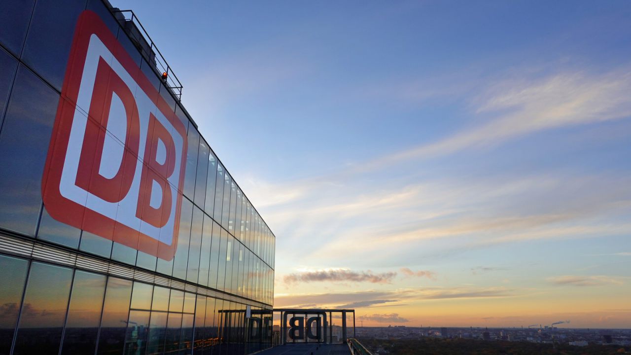 DB-Logo am Bahntower in Berlin