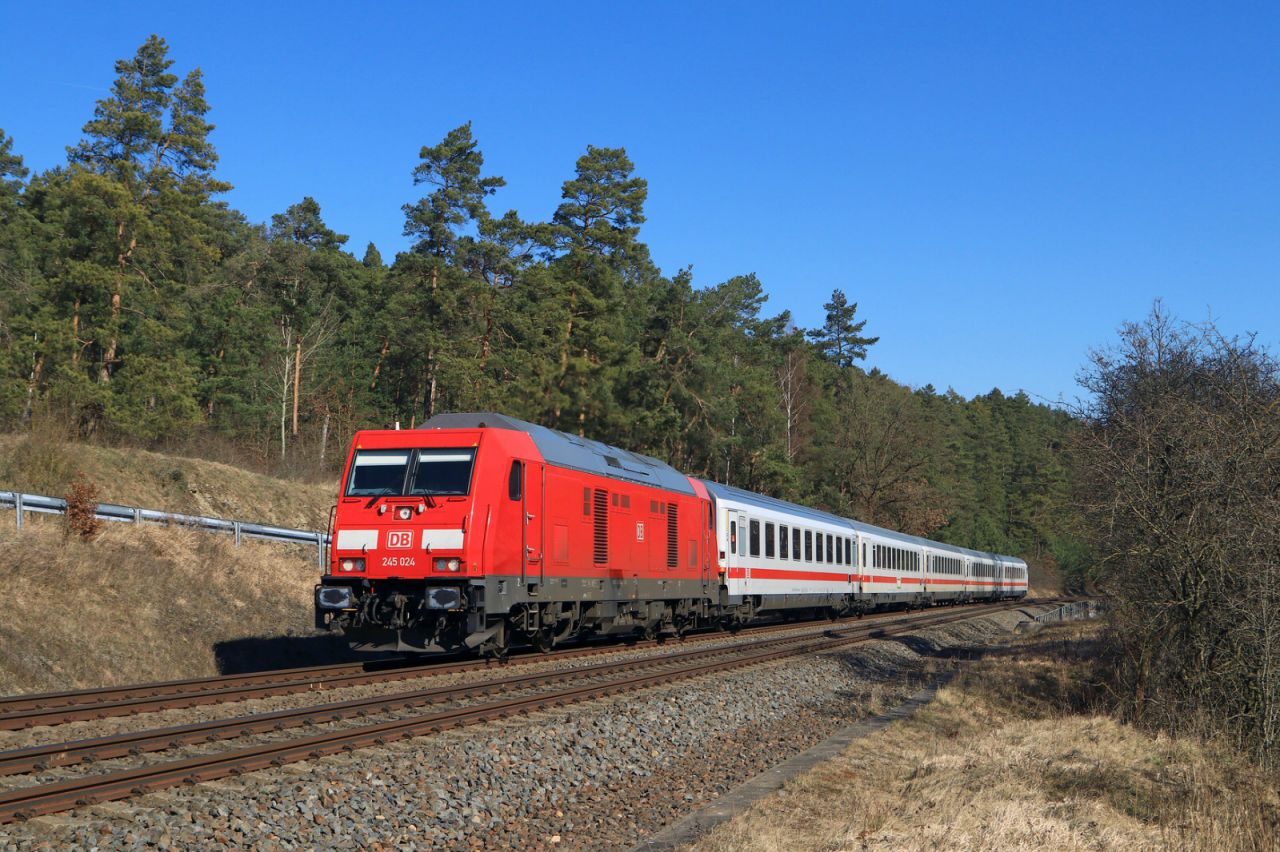 Baureihe 245 mit einem IC unterwegs bei Jena