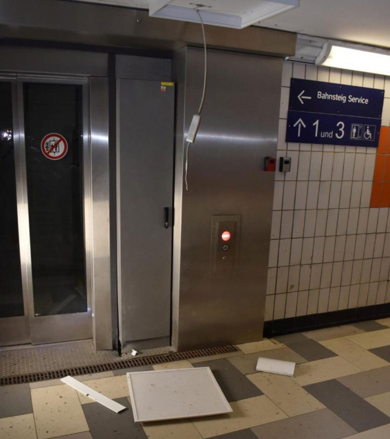 Beschädigter Fahrstuhl am Husumer Bahnhof