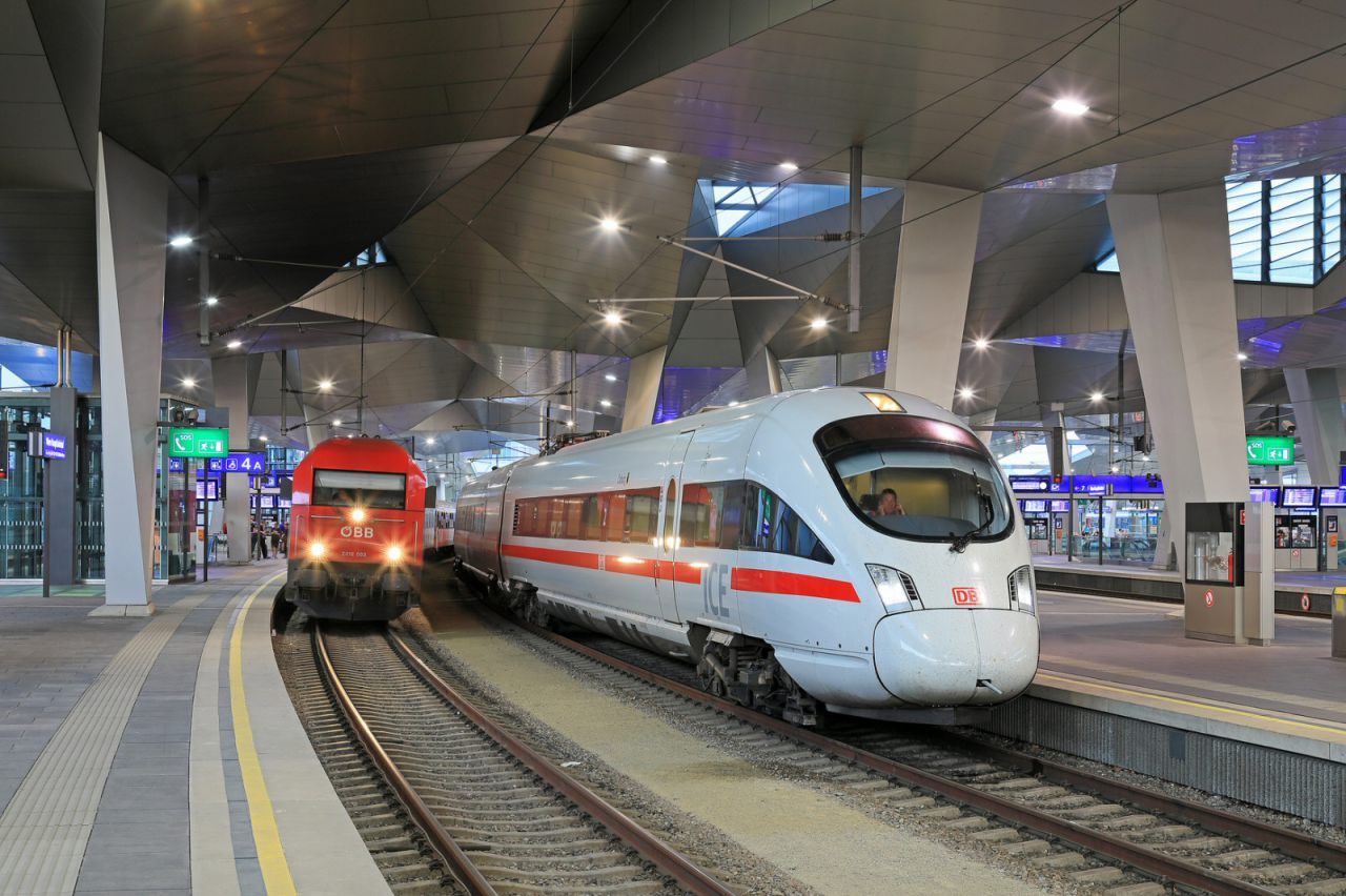 ICE T Baureihe 411 in Hbf Wien. Links steht die 2016 003 der ÖBB mit dem REX 8 (2023)
