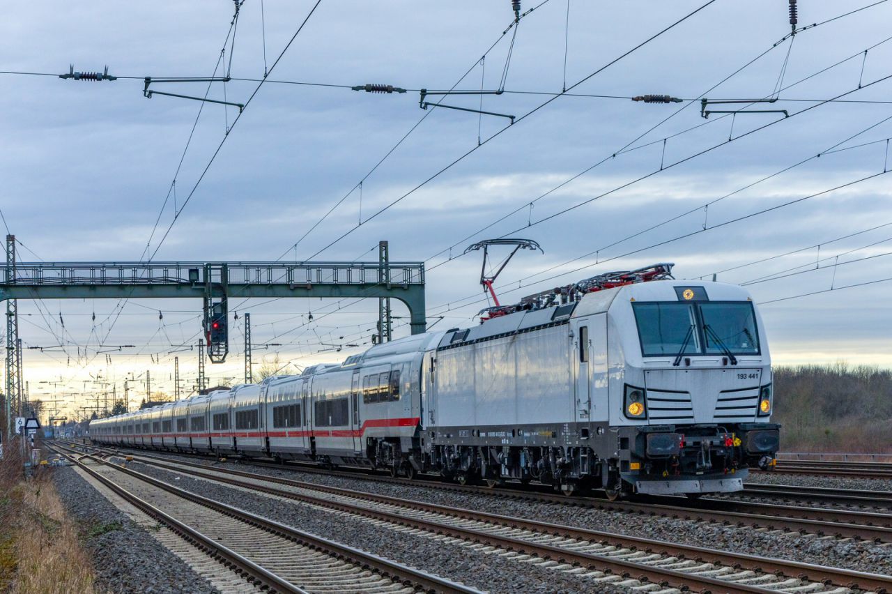Vectron der Baureihe 193 mit einer Überführung eines ICE L bei Seelze (2025)