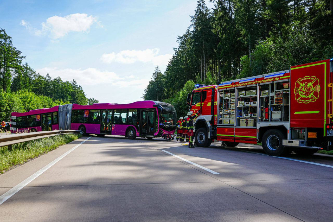Busunfall am 16.08.2025 auf Autobahn 24 zwischen Schwarzenbek und Witzhave